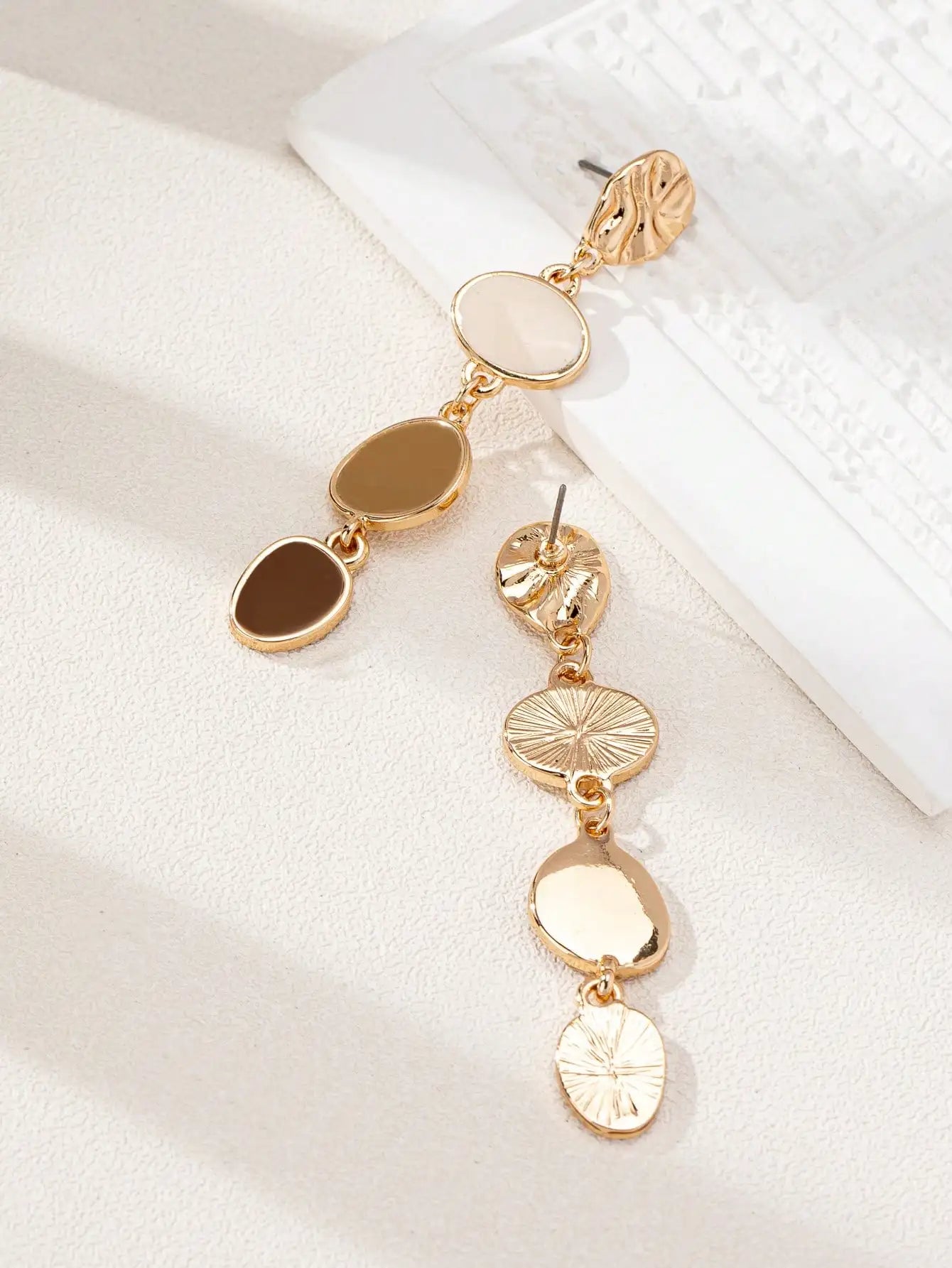 A Pair of Trendy Casual Fashion Oil-Drip Elegant and Versatile Women's Earrings