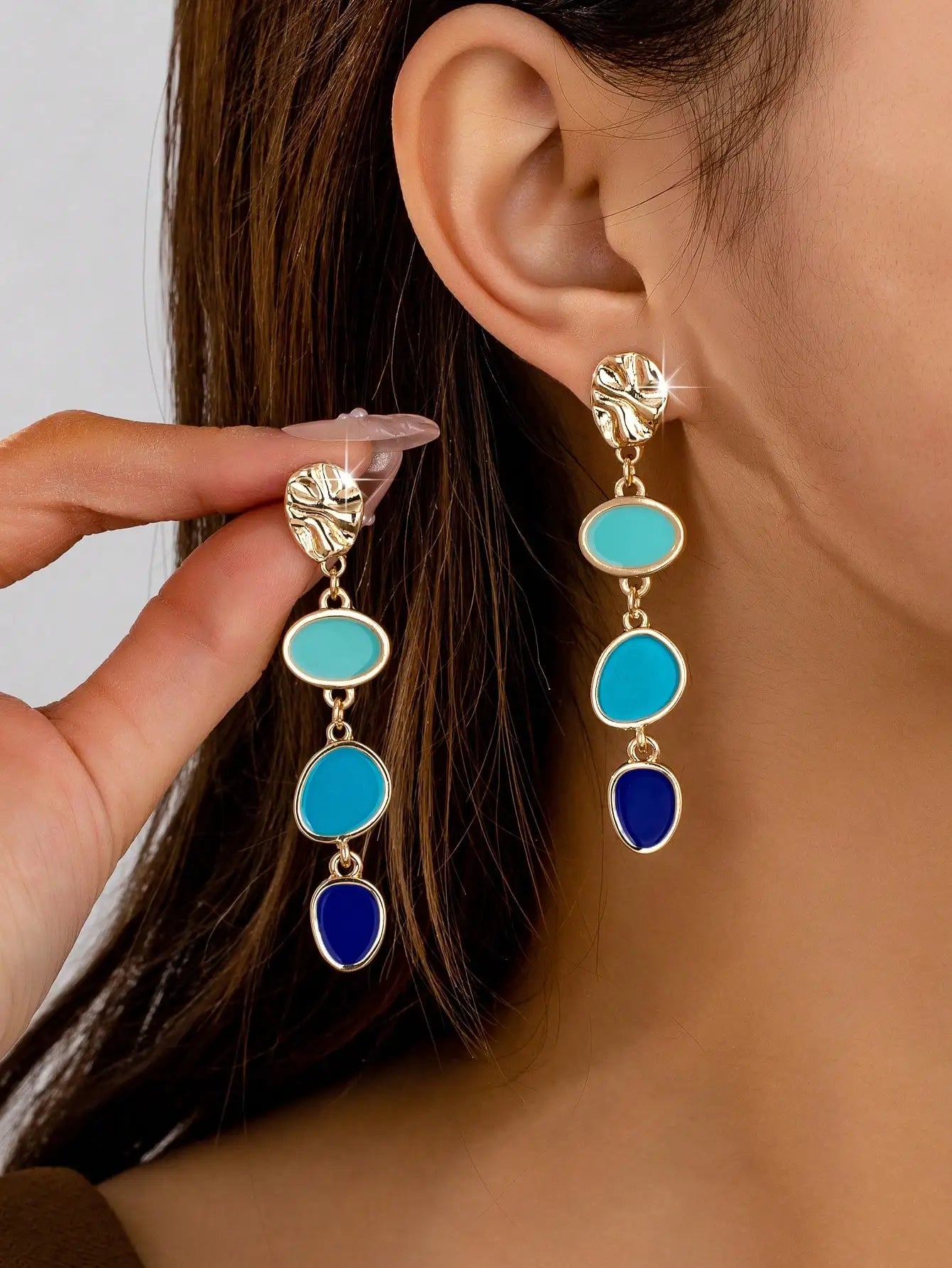 A Pair of Trendy Casual Fashion Oil-Drip Elegant and Versatile Women's Earrings