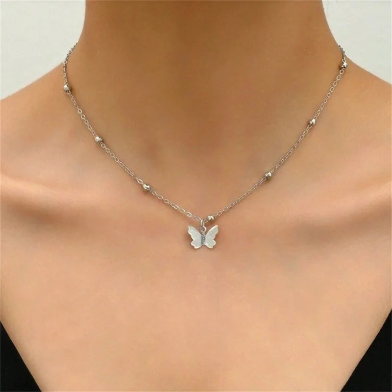 Collier papillon à dos nu