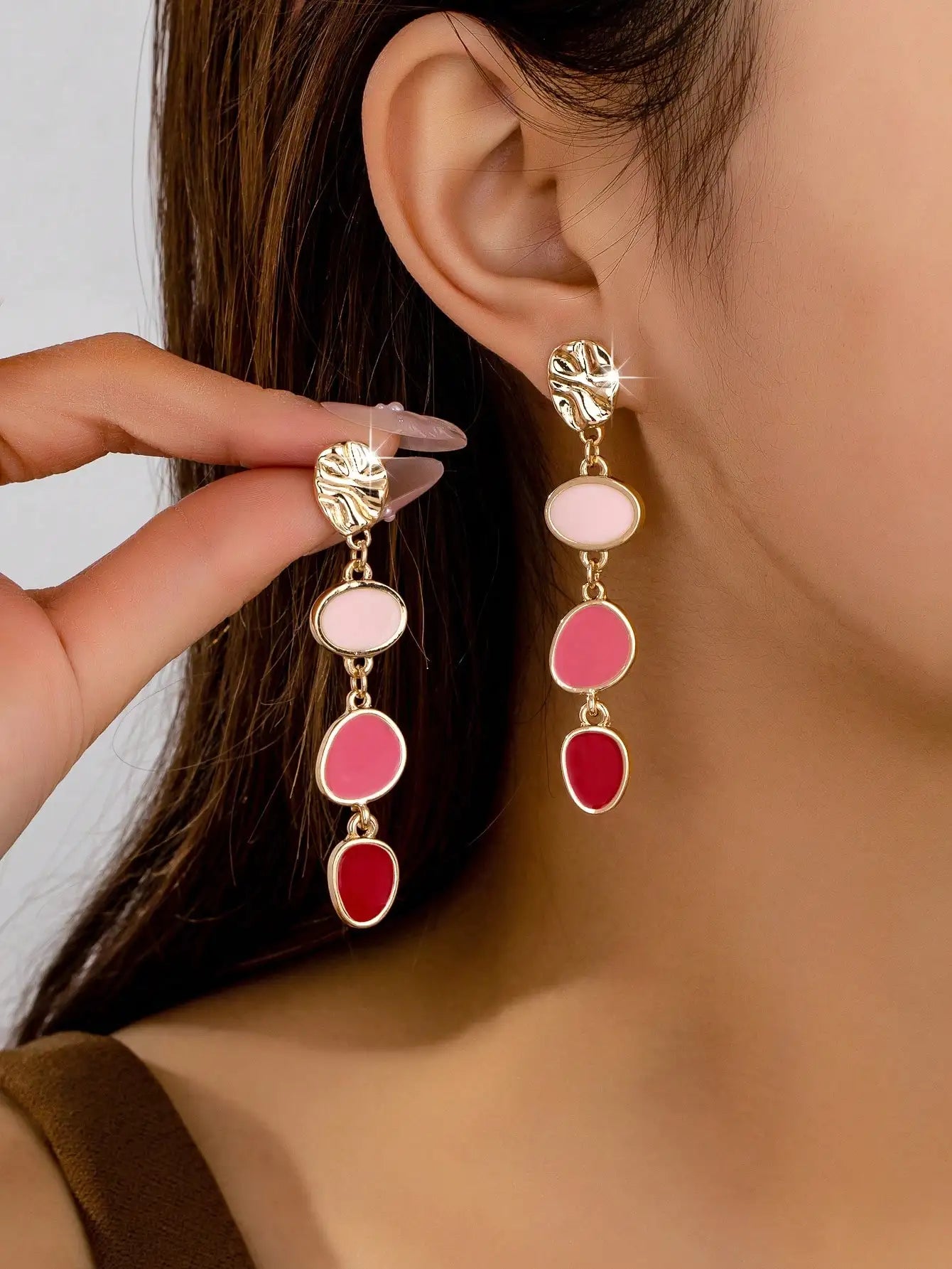 A Pair of Trendy Casual Fashion Oil-Drip Elegant and Versatile Women's Earrings