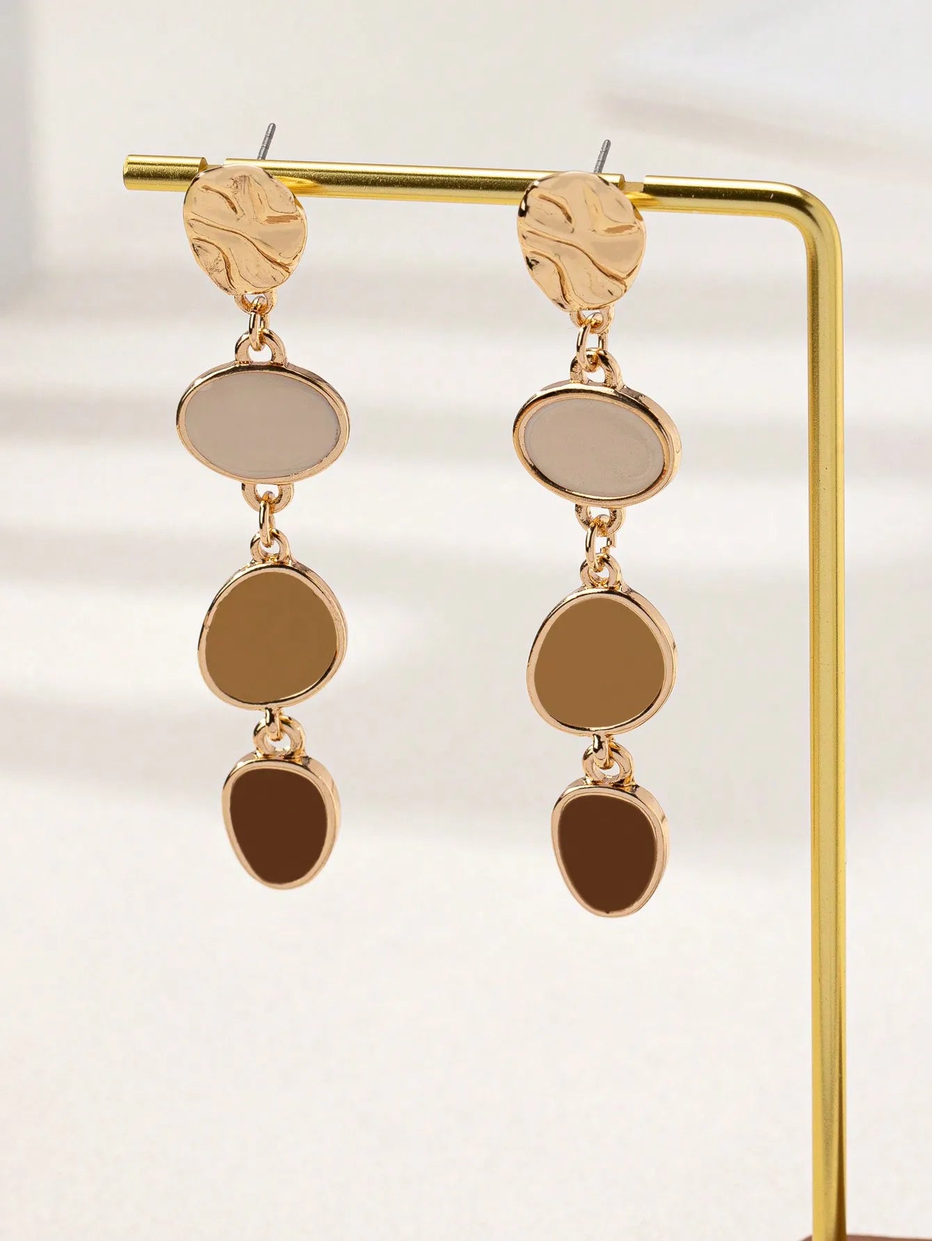 A Pair of Trendy Casual Fashion Oil-Drip Elegant and Versatile Women's Earrings