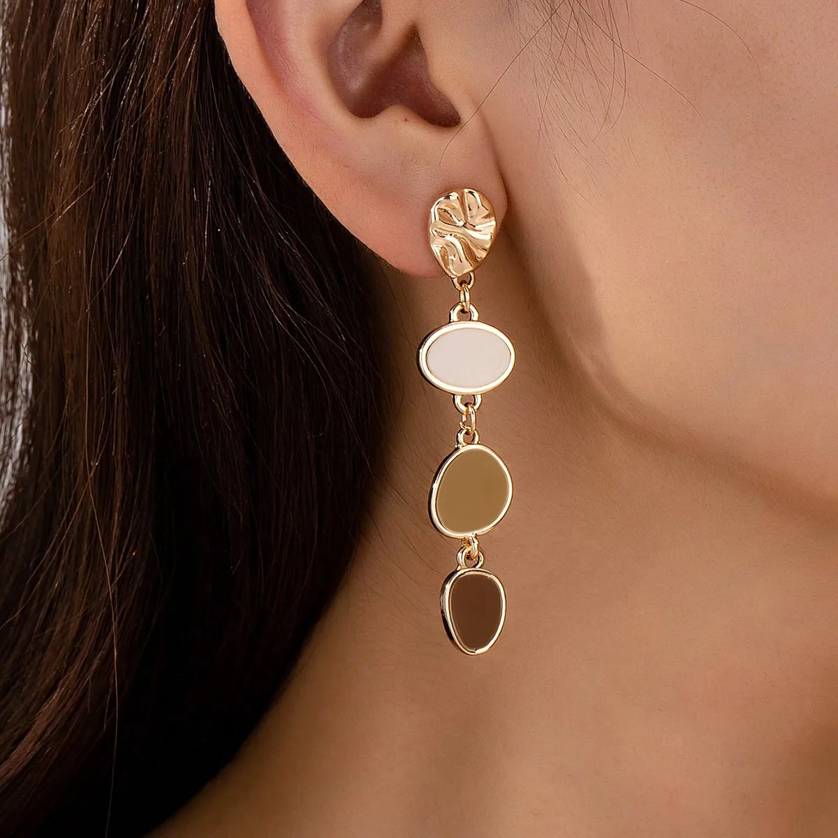 A Pair of Trendy Casual Fashion Oil-Drip Elegant and Versatile Women's Earrings
