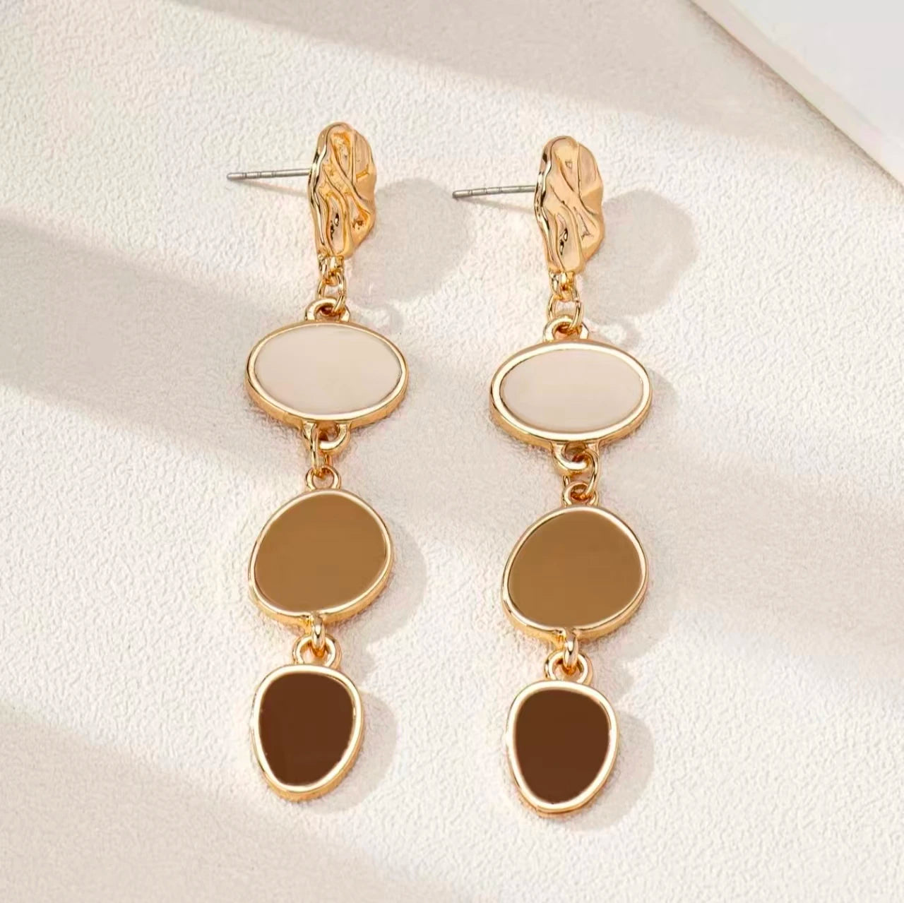 A Pair of Trendy Casual Fashion Oil-Drip Elegant and Versatile Women's Earrings