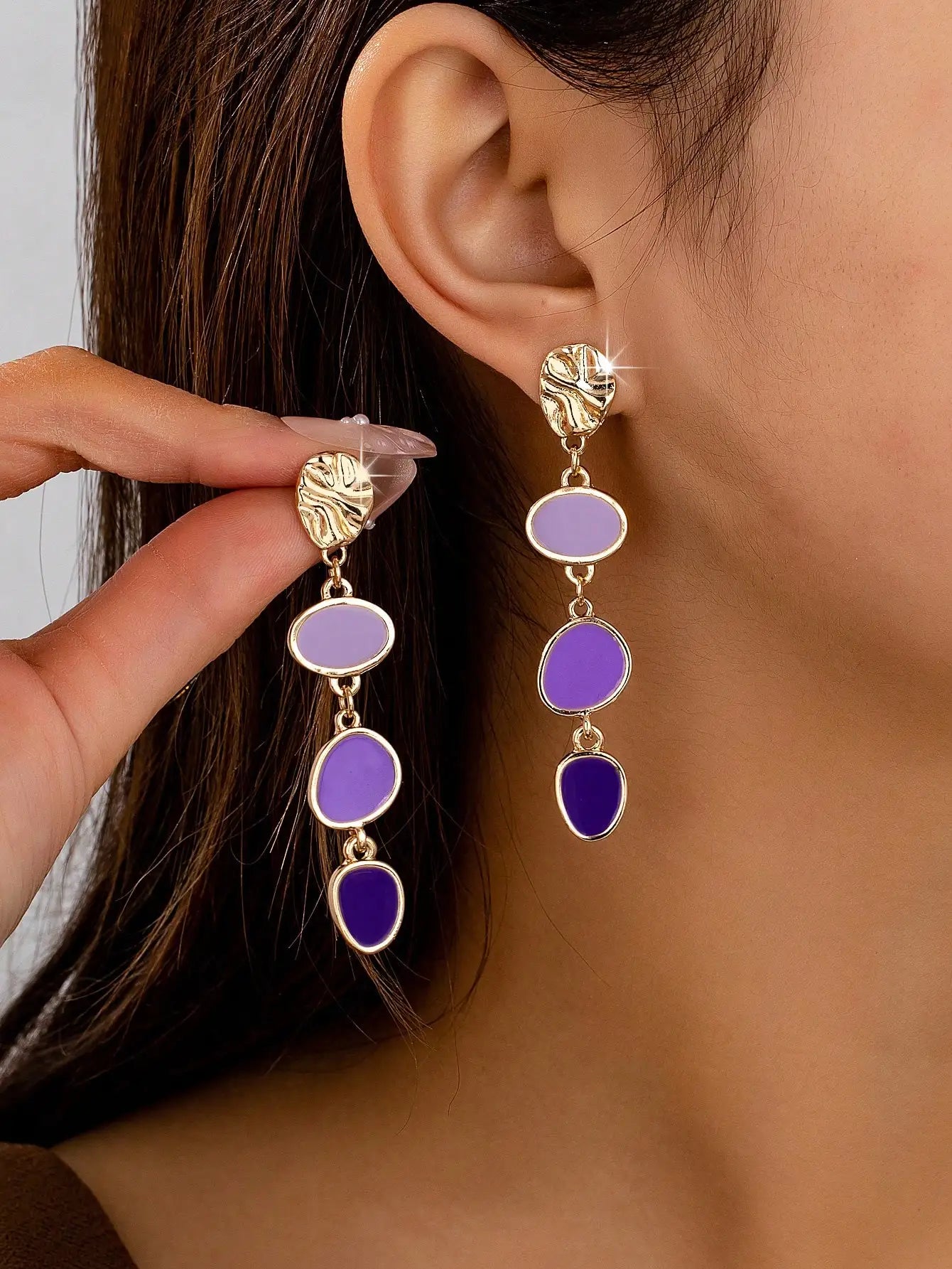 A Pair of Trendy Casual Fashion Oil-Drip Elegant and Versatile Women's Earrings