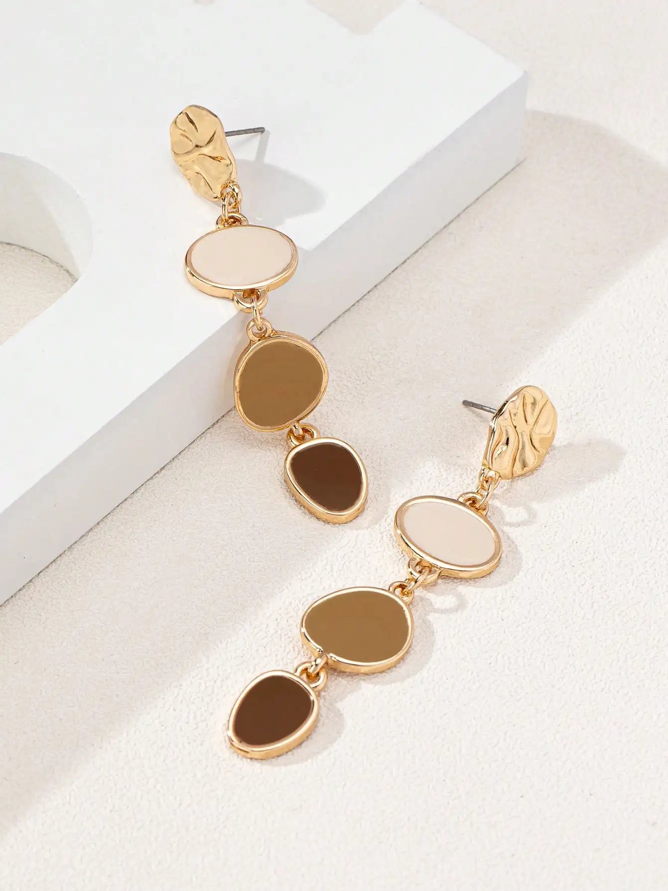 A Pair of Trendy Casual Fashion Oil-Drip Elegant and Versatile Women's Earrings