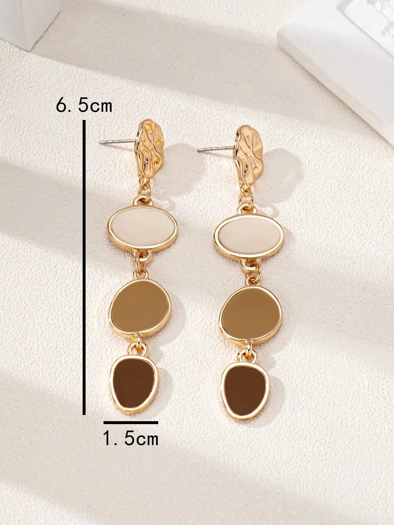 A Pair of Trendy Casual Fashion Oil-Drip Elegant and Versatile Women's Earrings